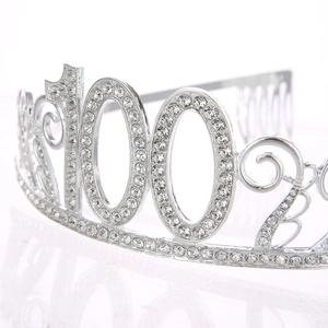 Détail du diadème d'anniversaire argenté avec le nombre 100 et des strass étincelants