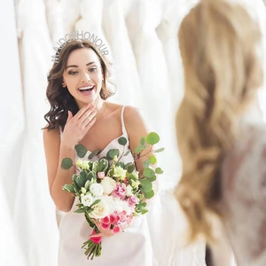 Detail of silver bridesmaid headband with rhinestones and Maid of Honour lettering