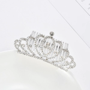 Détails d'un petit peigne à cheveux diadème en argent avec des strass brillants et clairs