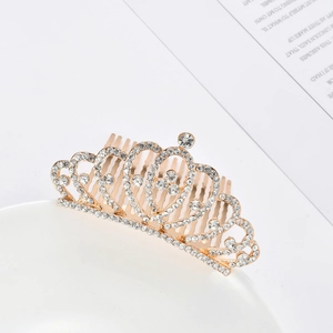 Vue détaillée d'un peigne à cheveux couronne dorée pour princesse avec strass et cœurs