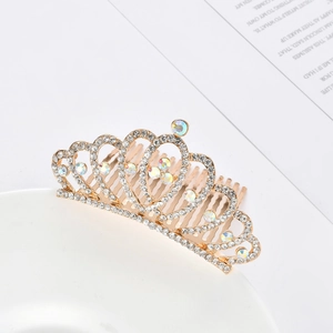 Détail d'un peigne couronne dorée avec cadre en cœur et strass AB brillants élégants