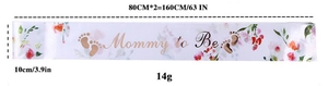 Détail de l'écharpe blanche Mommy to Be avec lettrage doré et motifs floraux roses