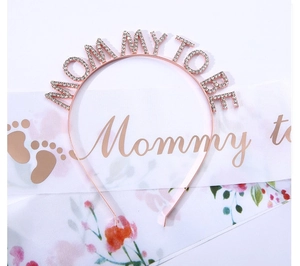 Détail du serre-tête Mommy To Be en or rose avec strass et de l'écharpe en satin
