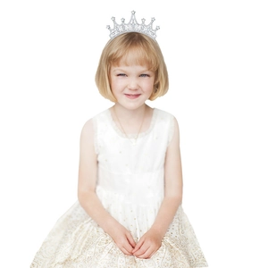Détail d'un serre-tête couronne en cristal étincelant pour fille porté par un modèle