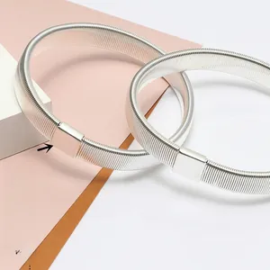 Détail de porte-manches élastiques en métal argenté avec boucle carrée polie pour chemise