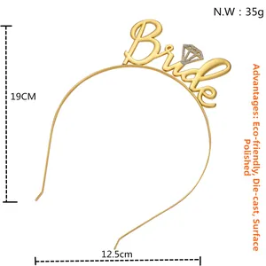 Détail du serre-tête doré Bride montrant les dimensions 19cm de hauteur et 12,5cm de largeur