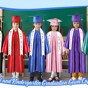 Conjunto de graduación infantil con toga, birrete y estolas de satén en varios colores