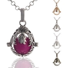 Dettaglio collana con ciondolo a goccia d'acqua retrò con fiori traforati e perla vivace