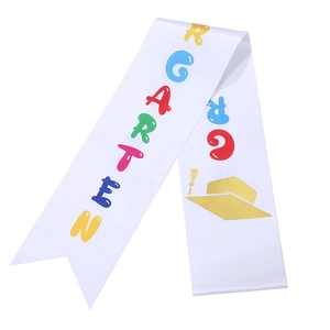 Écharpe de remise des diplômes en satin blanc pour maternelle avec texte coloré