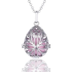 Detail van holle bloemblad hanger ketting met roze klankbal aan zilveren ketting