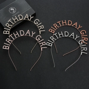 Lot de quatre serre-têtes Birthday Girl en strass étincelants, coloris or, argent et rose