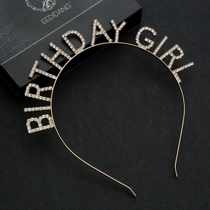 Vue détaillée du lettrage Birthday Girl étincelant en strass sur le diadème en métal doré