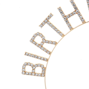 Détail macro du serre-tête Birthday Girl avec strass étincelants sur métal doré