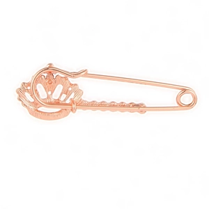 Détail d'une broche épingle de nourrice or rose avec breloque en éventail texturée et fini mat