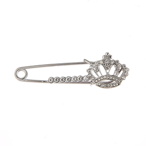 Détail macro de la broche épingle couronne avec placage argent et cristaux blancs
