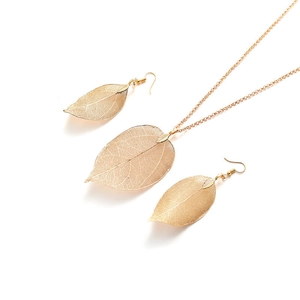 Elegant gold metal leaf pendant necklace and earrings set with natural vein details