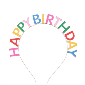 Détail du serre-tête en métal avec lettres Happy Birthday colorées en émail