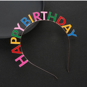 Détail d'un serre-tête HAPPY BIRTHDAY or rose avec des lettres colorées pour fête