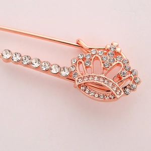Broche couronne en cristal or rose élégante pour chandails et accessoires de mode