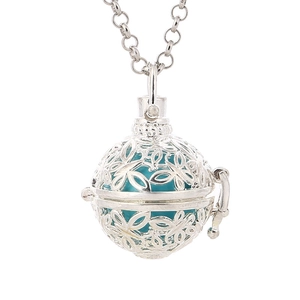 Zilveren holle bloem aromatherapie hanger ketting met blauwe kraal op witte achtergrond