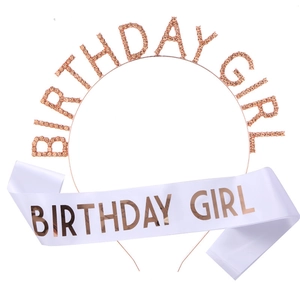 Détail du serre-tête BIRTHDAY GIRL en strass or rose et écharpe en satin pour fête