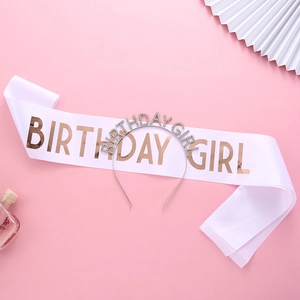 Détail de l'écharpe en satin blanc et du serre-tête en strass Birthday Girl