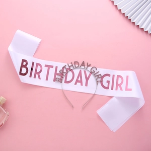 Détail de l'écharpe Birthday Girl blanche et du serre-tête en strass roses assorti