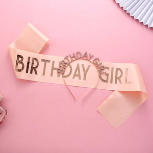 Détail de l'écharpe en satin rose Birthday Girl et du serre-tête en strass