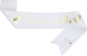 Detailansicht der weißen Mummy to Be Schärpe mit Goldfoliendruck und Babyfußabdruck