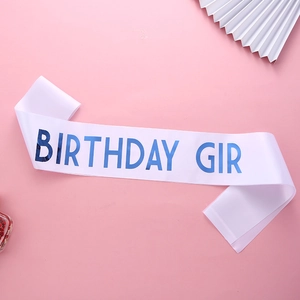 Détail de l'écharpe en satin blanc avec lettrage bleu brillant Birthday Girl
