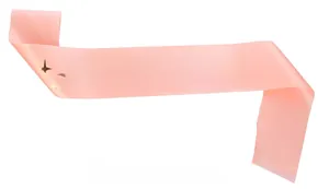 Gros plan d'une écharpe d'anniversaire rose en satin avec lettres dorées et motifs