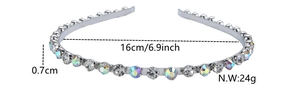 Détail du serre-tête en métal argenté de 0,7 cm de large avec strass et diamètre de 16 cm