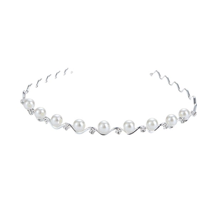 Serre-tête élégant en métal argenté avec perles blanches et strass sur fond blanc