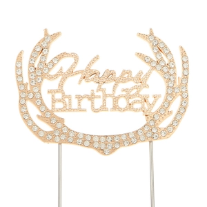 Gros plan d'un cake topper Happy Birthday doré avec strass brillants et design de bois