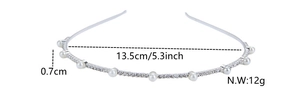 Détail du serre-tête en métal argenté avec perles et strass indiquant 0,7 cm de largeur