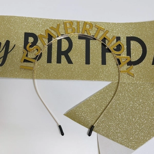 Dettaglio del cerchietto dorato IT'S MY BIRTHDAY in metallo con punte protettive antiscivolo