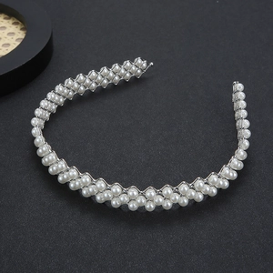 Serre-tête élégant en métal argenté avec trois rangées de perles blanches sur gris