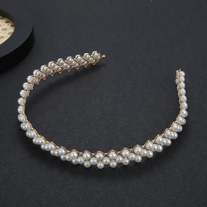 Serre-tête élégant fait main avec perles blanches et treillis métallique doré sur fond gris