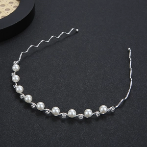Serre-tête élégant en métal argenté ondulé avec perles blanches et strass brillants