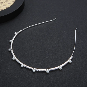 Vue détaillée du serre-tête de mariée argenté avec perles et strass étincelants