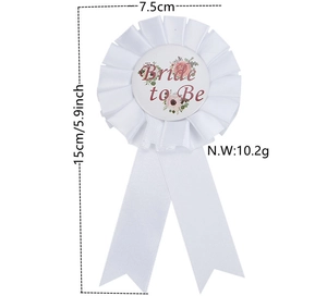 Vista dettagliata della spilla bianca Bride to Be con motivi floreali e dimensioni