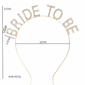 Dimensioni dettagliate del diadema dorato Bride to be con lettere in cristallo lucido