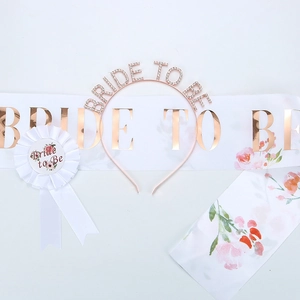 Set Bride to Be 3 pezzi con cerchietto strass, fascia satinata e spilla in oro rosa