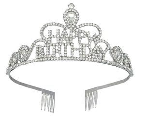 Dettaglio del diadema Happy Birthday in argento con strass lucidi e pettini fissanti