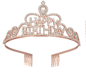 Dettaglio corona di compleanno in oro rosa con cristallo a goccia e scritte happy