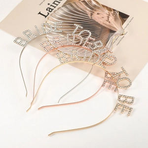 Dettaglio di tre cerchietti Bride To Be con strass in oro, argento e oro rosa per spose