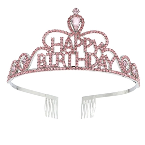 Dettaglio corona di compleanno argento con strass rosa e pettini per capelli sicuri