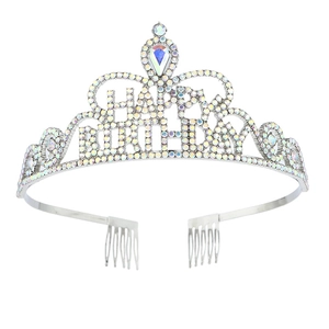 Dettaglio del diadema Happy Birthday con strass colorati e finitura in argento lucido