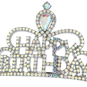 Dettaglio macro della corona Happy Birthday in argento con strass colorati