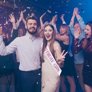 Detailansicht des rosa Birthday Girl Schärpen- und Stirnband-Sets für Geburtstagsfeiern